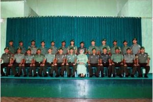 Dandim Kuningan saat berfoto bersama dengan prajurit yang dinaikan pangkatnya di Makodim Kuningan